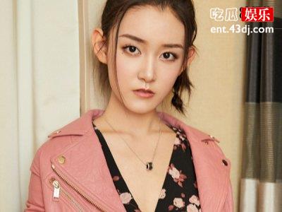 蒋依依颜值“全班最普通”？看到她与同学合影我信了