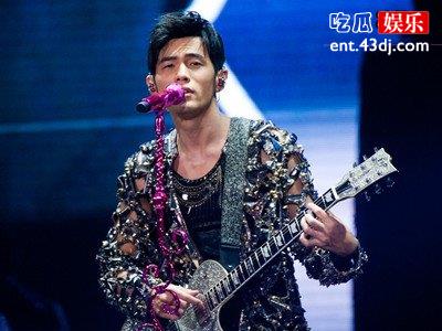 周杰伦演唱会上“打小抄”被发现，粉丝们纷纷表示太可爱了