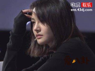 郑爽室内打伞防跟拍，这些无脑跟拍简直太让人愤怒了！