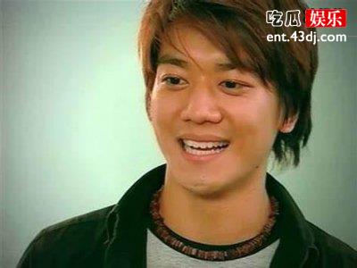 黎诺懿为子庆生，一家三口其乐融融