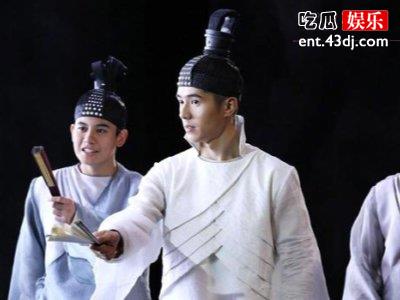 《新桃花扇》剧照来袭，刘昊然易烊千玺同框饰演翩翩公子！