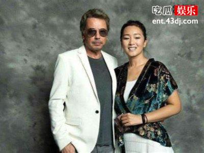 KK和老公现身街头定制V领开叉裙性感十足，男主的心里在哭泣