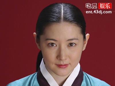 李英爱韩国电影青龙奖颁奖典礼 出席活动的李英爱状态似林青霞？