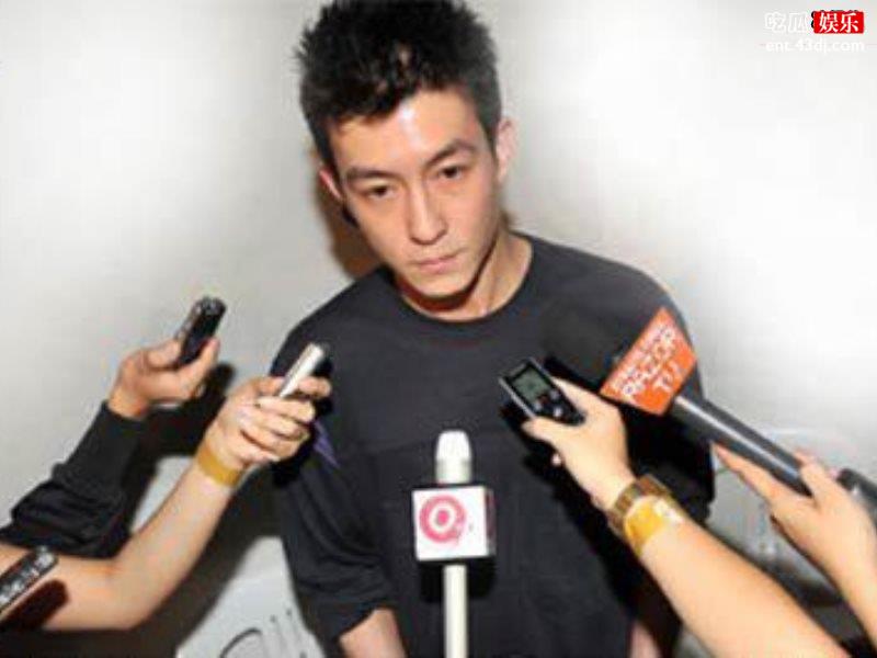 陈冠希白色情人节晒女儿萌照，Alaia与蜘蛛侠对视笑眯眯超软萌