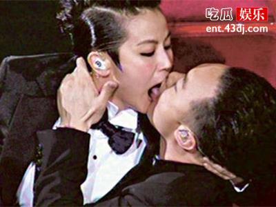 陈奕迅何韵诗舞台热吻？妻儿在台下看傻了