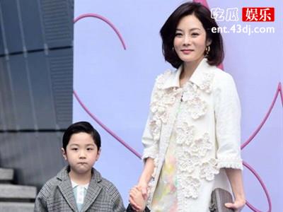 蔡琳儿子几岁了？她带儿子出席活动时变化有点大，笑容僵硬