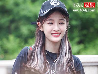 吴宣仪愚人节糟私生饭玩弄，她的行李箱被偷这也太可恶了！