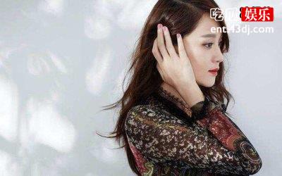 陈乔恩身着纯白仙女裙，光脚踏上青绿小草坪仙气满满