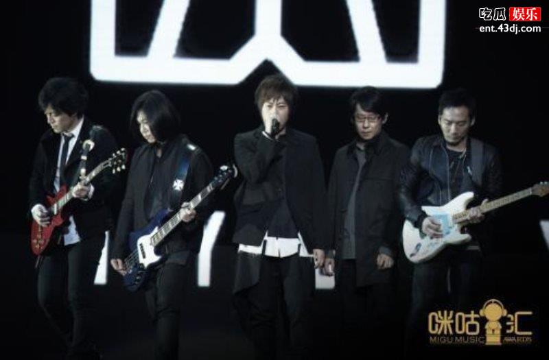 五月天线上演唱会如期而至，现场摆放的荧光棒让粉丝感动不已
