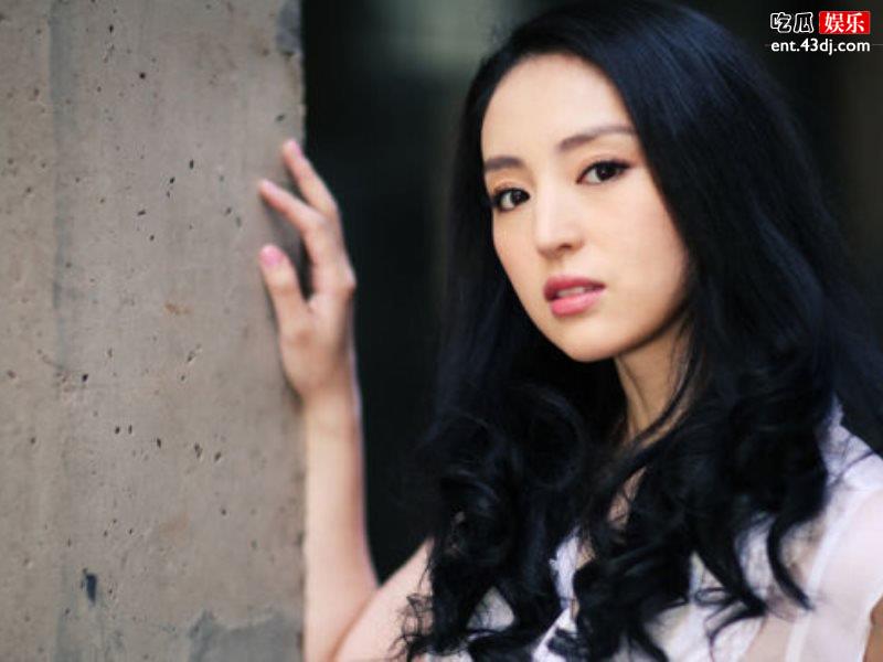 董璇的女儿多种语言赞美食，模样呆萌又可爱