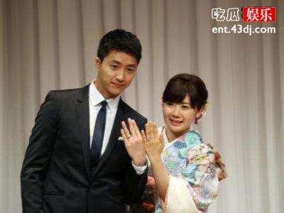 福原爱老公江宏杰带孩子外出游玩，牵着儿子的小手走路带感