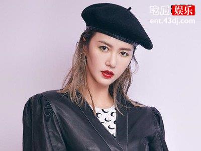 同届超女出身，当年的季军已是导师，冠军的她却仍是选手