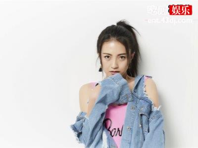 包文婧和女儿罕同框，包文婧超短裙吸睛五岁饺子骑车技术一流！