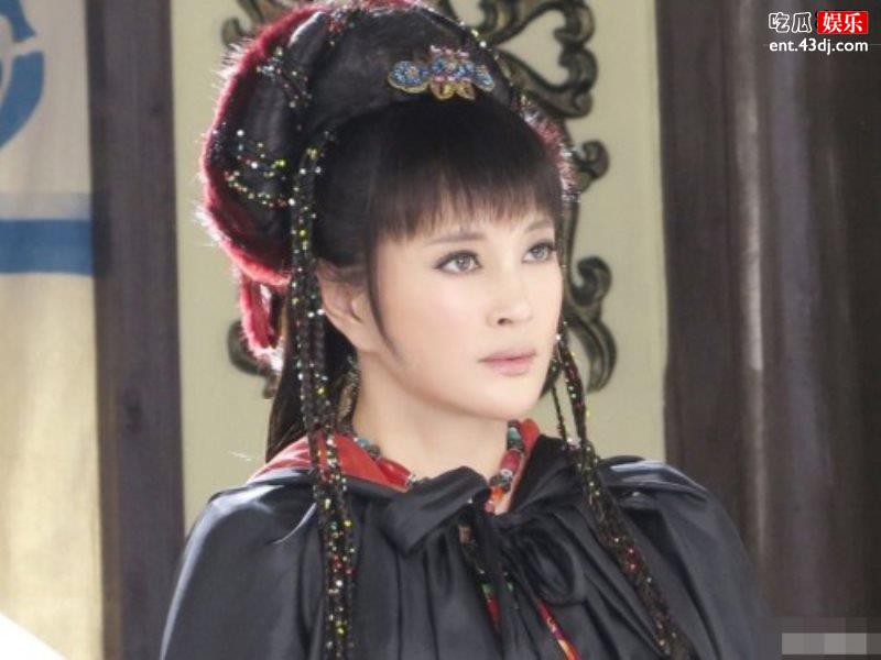 哪有70岁的样子，刘晓庆弹钢琴的样子太美了“不老女神”名号不是吹的
