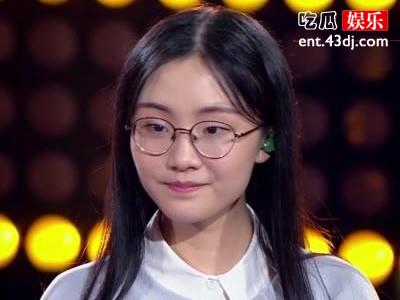 郭沁坐在椅子上从而因祸得福，网友称努力总会有回报的！