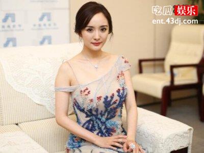 杨幂风格再次转换 气质女神穿搭再次亮相！