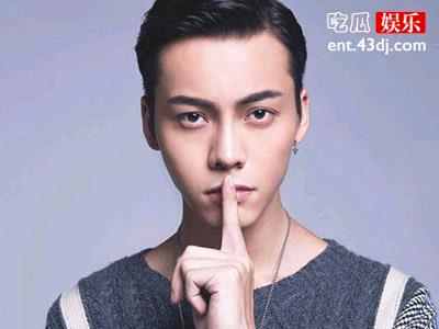 陈伟霆高铁耍大牌，粉丝要签名被无视？