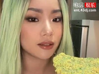 高龄女爱豆王菊资料起底，一头绿发颇为显眼！