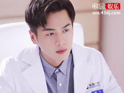 张若昀红毯秀成焦点，一身金色格纹西装尽显公子气质
