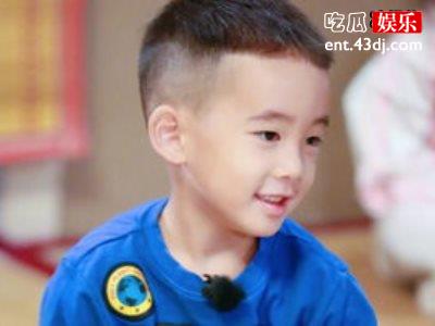 Jasper吃饭突然扭杨雨辰耳朵，事后说出这两个字网友萌化了