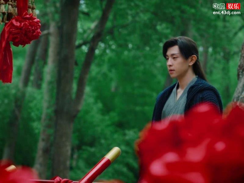 人气演员邓伦深受观众喜爱，曾在《香蜜沉沉烬如霜》中有精彩演绎