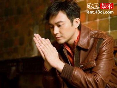 张智霖夫妻网红餐厅被偶遇，各自玩手机引来网友羡慕