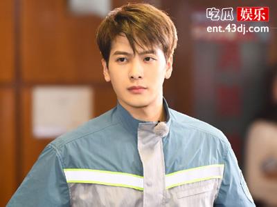 王嘉尔憋笑到无法自控，是什么让他如此大笑？