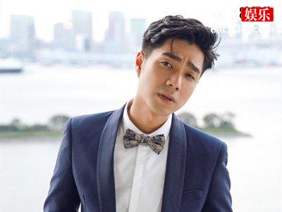 袁成杰宅在家里教儿子认字，小宇宙坐在一旁心不在焉的玩卡片