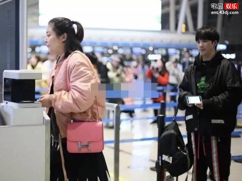大张伟开小卖部实力宠粉，亲手做6个汉堡只卖4块8！