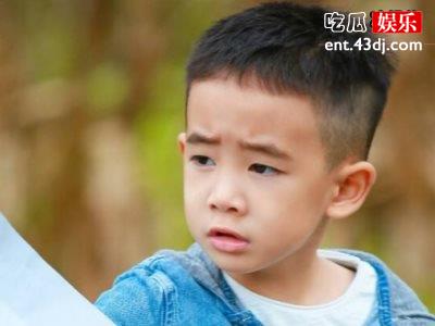 陈小春的儿子jasper打架子鼓很有范儿，会弹钢琴和吉他全能小王子！