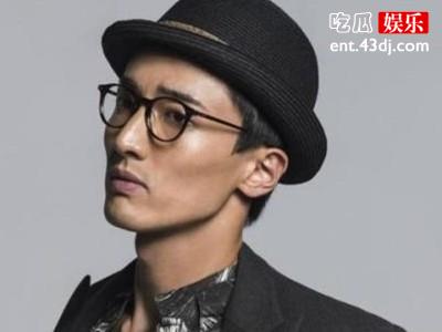 王传君被批没素质？脱鞋踩椅等举动引热议