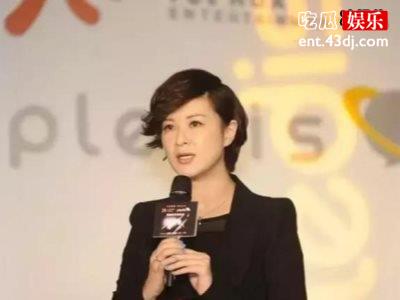 杜华实在太难！参加节目被批没情商机场拿本书名字惹人注意！
