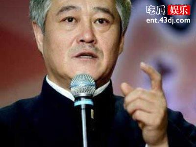 春晚小品之王赵本山再度现身舞台，奈何年纪增加话筒都拿不稳了