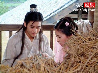 97版段誉王语嫣合体亮相，李若彤陈浩民不在年轻引众人感慨！