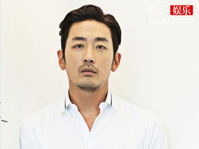 河正宇的父亲也是演员吗？他为什么不是姓金？
