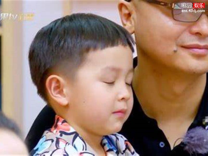 大麟子“传承式”长大！近照与妈妈长相超像，还被指撞脸张艺兴