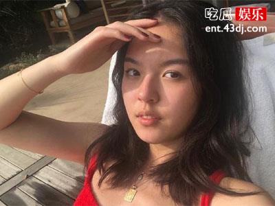 李咏女儿泳装非常俏皮可爱，一家子外出旅游很是愉快！