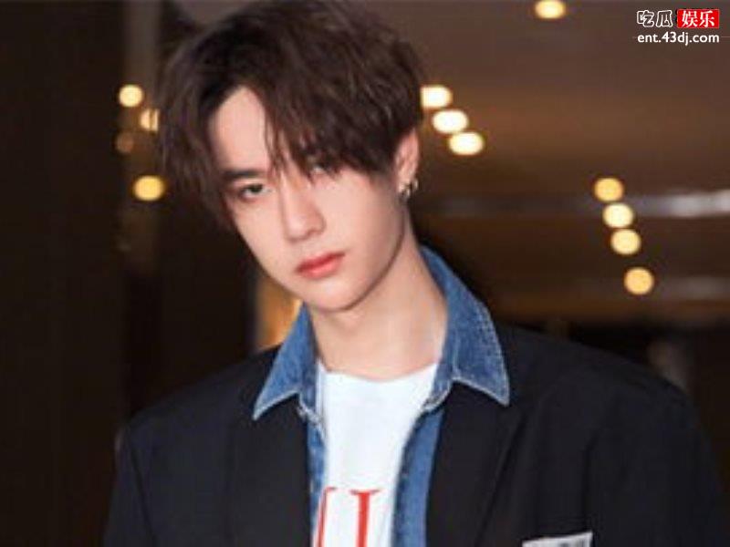 带着剪刀手向我们走来的王一博，到底为什么那么吸粉？