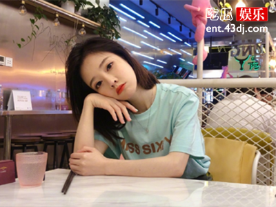 冯提莫在哪个节目里点评小刚 周传雄王者被青铜点评