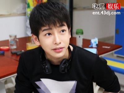 彭昱畅出现小肚腩吕行为发胖道歉，这些中年男演员都怎么了？
