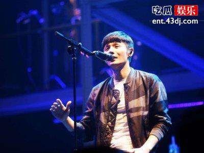 音乐奇才李荣浩因吉他与音乐结缘，后来遇见真命天女杨丞琳