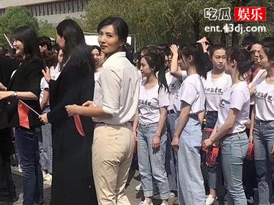 39岁陈好剧组路拍照曝光，风采依旧让不少网友羡慕！
