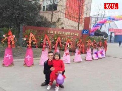 曾经的大佬沦落到摆摊？冯阳不但卖起了冰粉还让女儿卖唱