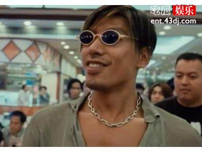 “乌鸦哥”张耀扬变化，如今满脸皱纹胡子全白！