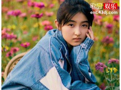 张子枫出道多年穿粉色抹胸长裙亮相，17岁少女成长为气质女神