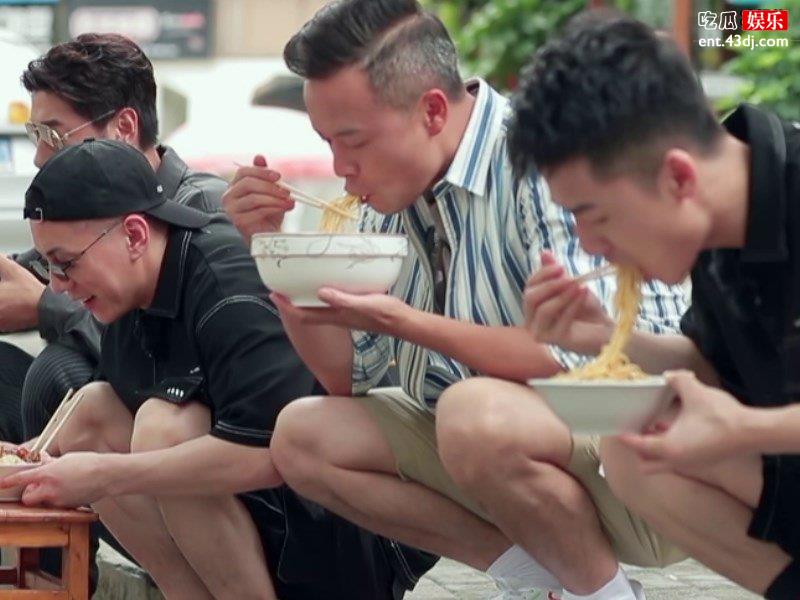 《中餐厅》赵丽颖黄晓明菜市场买菜，认真模样有那个味了！
