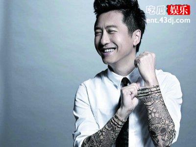 59岁庾澄庆买菜视频曝光，网友：小娇妻幸福了！