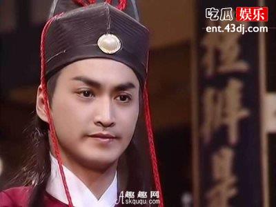 “展昭”扮演者如今吃路边摊，身家过亿仍生活简朴！