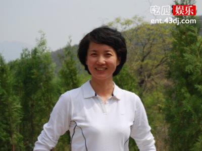 56岁李修平现身高校活动，依旧精神气满举止言谈大方得体！