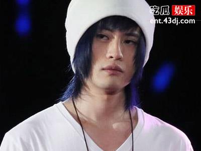 王乃恩帽子专业户，为何一直戴着帽子？